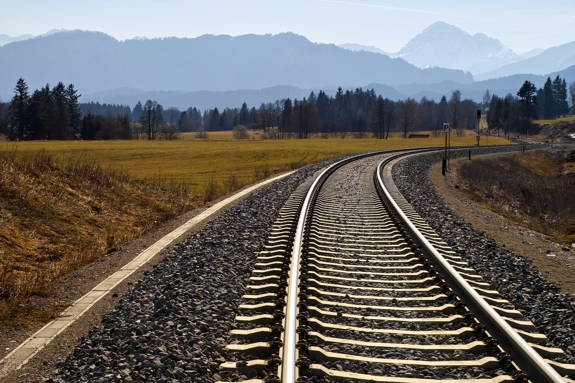 railroad-track-g96229440e_1920.jpg